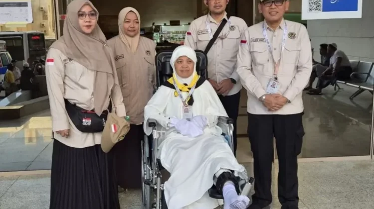 Langkah Tertatih Lansia Menuntaskan Umrah di Tanah Suci