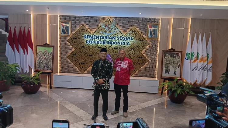 Mensos Tegaskan Sepatu Viral Bukan dari Program Sekolah Rakyat