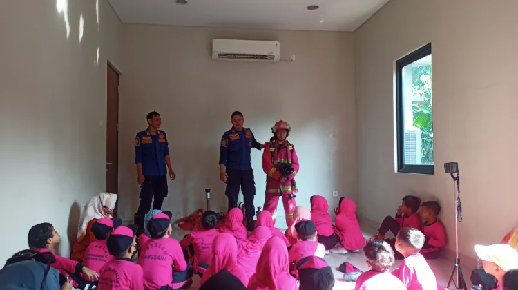 Perkenalkan Mitigasi Bencana, Siswa TK Ikuti Pembelajaran di Damkar