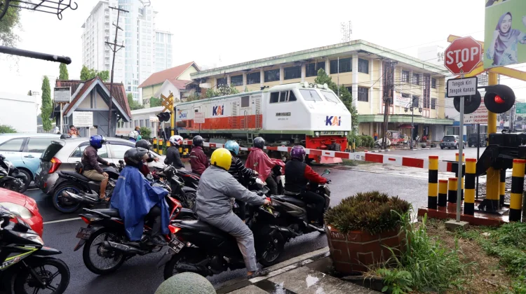 Budaya Berhenti Sejenak Menjaga Keamanan Pribadi dan 1.810 Perlintasan KAI