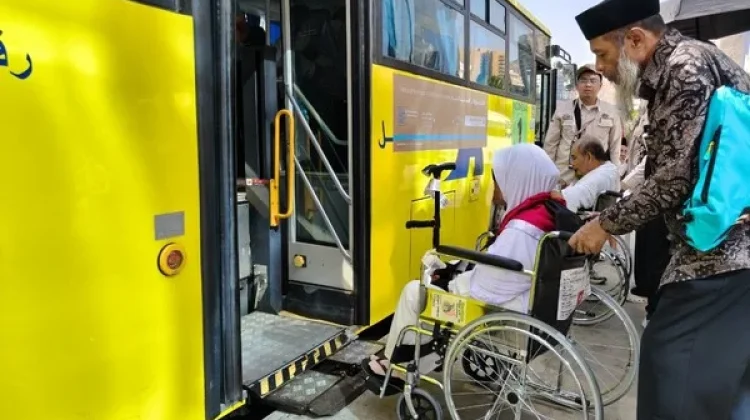 Bus Hidrolik Antar 47 Jemaah Lansia Umrah Wajib