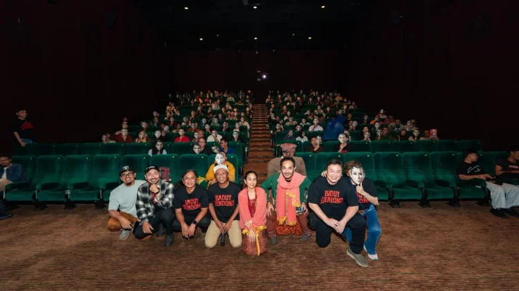 'Badut Gendong' Gelar Screening Eksklusif, Marthino Lio Tampil Mistis di Bioskop