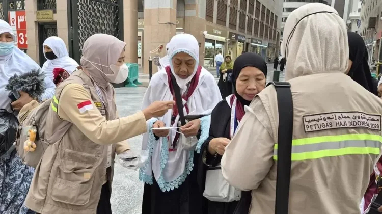 PPIH Madinah Bagikan Oralit Cegah Heat Stroke Jemaah