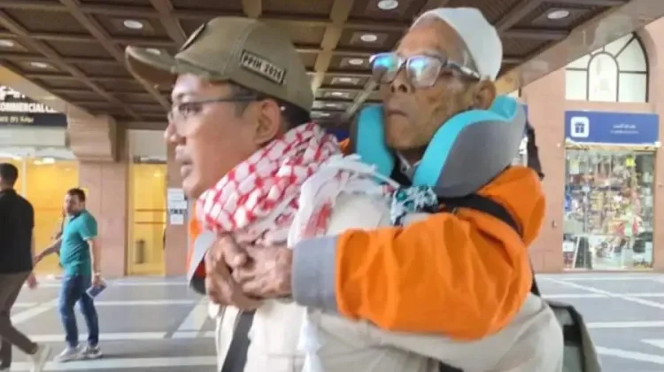 "Saya Tidak Tahu", Kisah Wartawan Gendong Jemaah Haji Tertua Usia 103 Tahun