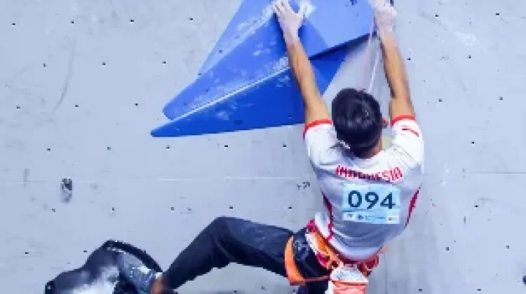 Putra Tri Ramadani Lolos ke Semifinal World Climbing Series Wujiang