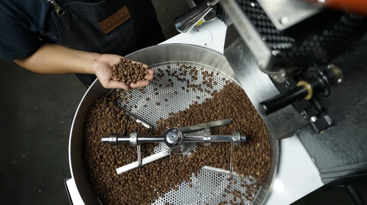 Mengenal Roaster, Peracik Rasa di Balik Secangkir Kopi
