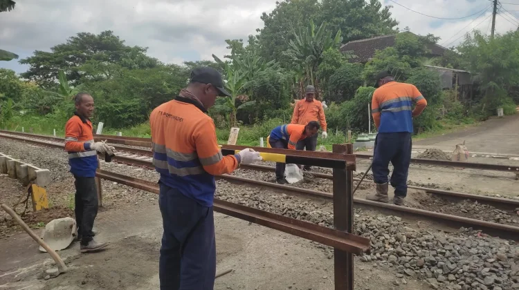 KAI Tutup 24 Perlintasan Liar dan Sempitkan Lima Jalur untuk Keselamatan