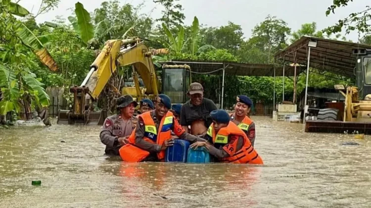 Brimob Bantu Evakuasi Ratusan Warga Terdampak Banjir di Kendari