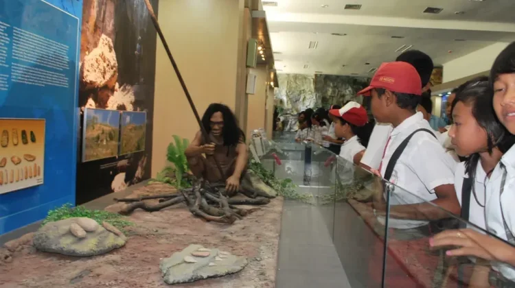 Menelusuri Jejak Manusia Purba dan Evolusi Alam di Karst Nusantara