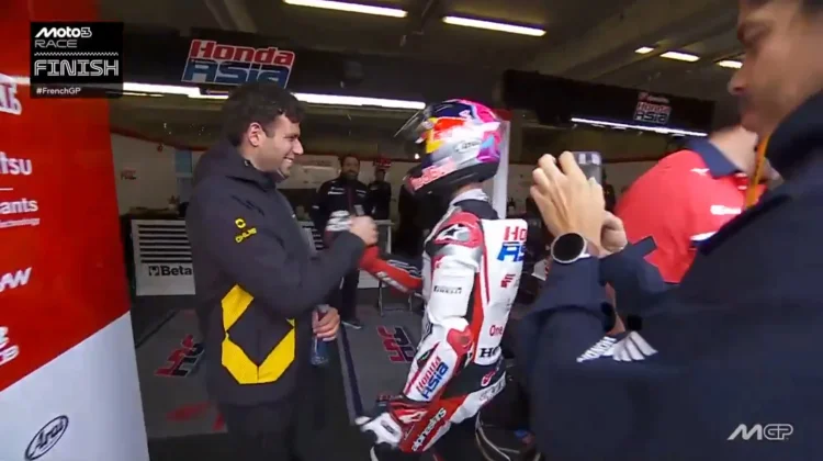 Veda Ega Disambut Pelukan Tim Honda Asia, usai Finis Keempat Moto3 Prancis 2026