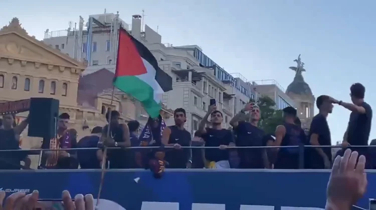 Lamine Yamal Tunjukkan Aksi Solidaritas Palestina saat Parade Juara Barcelona