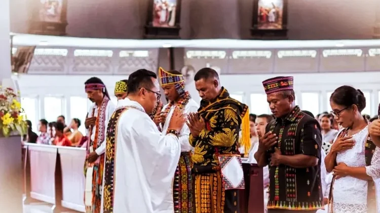 Jemaat Gereja di Belu Kenakan Tenun dalam Ibadah Kenaikan Yesus Kristus