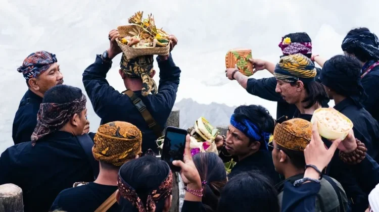 Mengenal 'Ngertakeun Bumi Lamba', Ritual Adat Sunda Menyatukan Alam dan Manusia