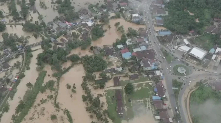 BPBD Kendari Bantu Bersihkan Rumah Warga Pascabanjir