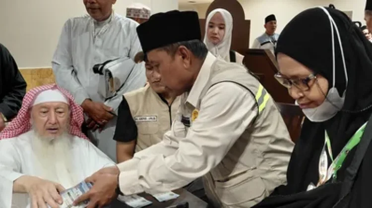 Syaikh Baltu Serahkan Dana Wakaf untuk Jemaah Haji Aceh