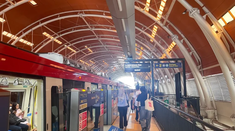 LRT Jabodebek Ramai Penumpang saat Libur Panjang Kenaikan Yesus Kristus