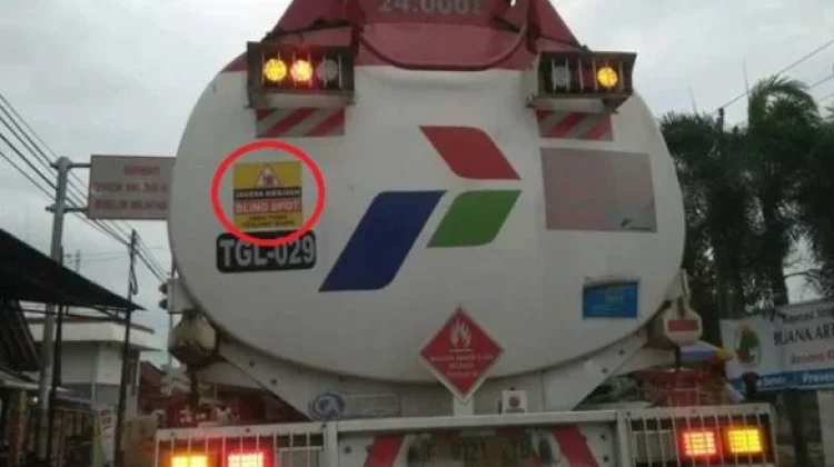 Mengapa 'Blind Spot' Kendaraan Besar Sangat Berbahaya? Simak Penjelasannya