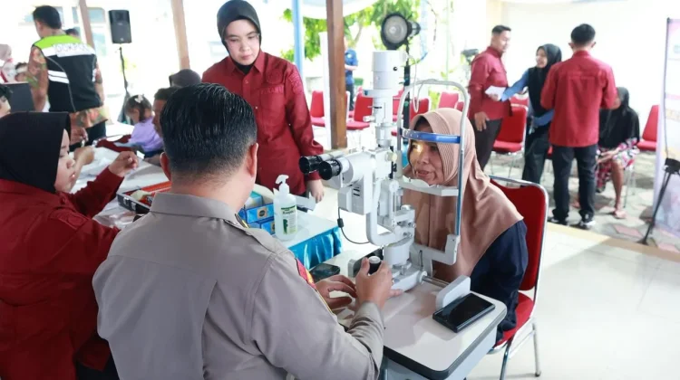 Polda Jatim Beri Layanan Kesehatan Gratis dan Pembagian Sembako untuk Warga