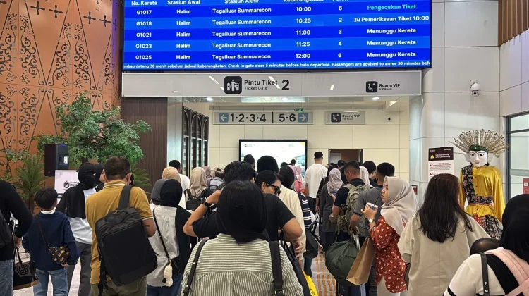 Momen Long Weekend, Penumpang Whoosh Naik 31 Persen Dibanding Hari Biasa