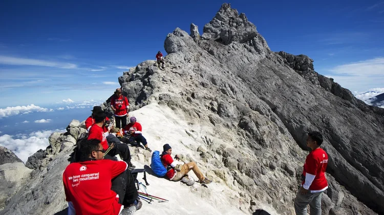 Pendaki Ilegal Merapi Terancam Bahaya karena Dorongan FOMO Medsos