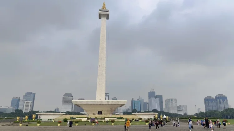 Libur Panjang Kenaikan Yesus Kristus, Pengunjung Berbagai Daerah Kunjungi Monas