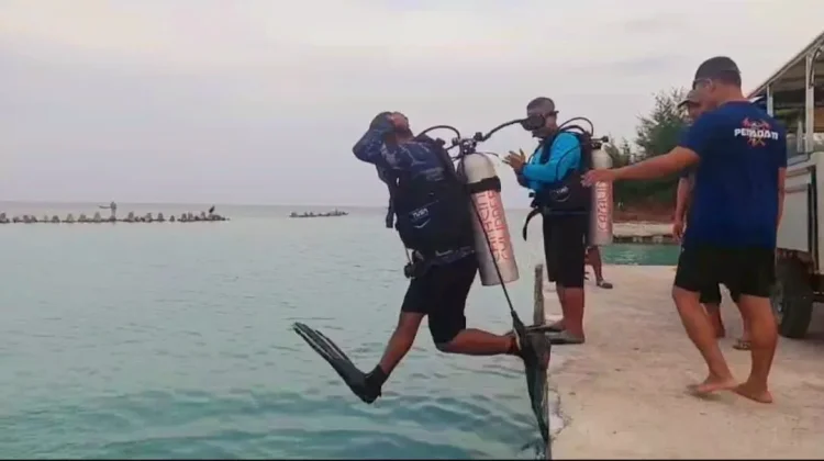 Liburan di Kepulauan Seribu Diwarnai Aksi Polisi Ambil HP Jatuh ke Laut