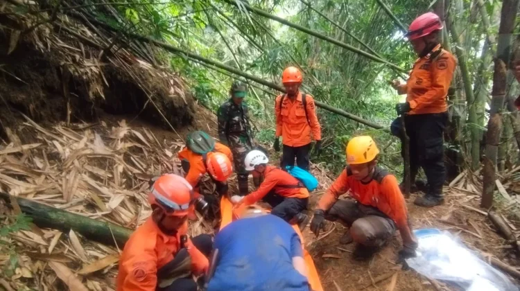 Tim SAR Gabungan Evakuasi Dua Korban Longsor Curug Cileat Subang
