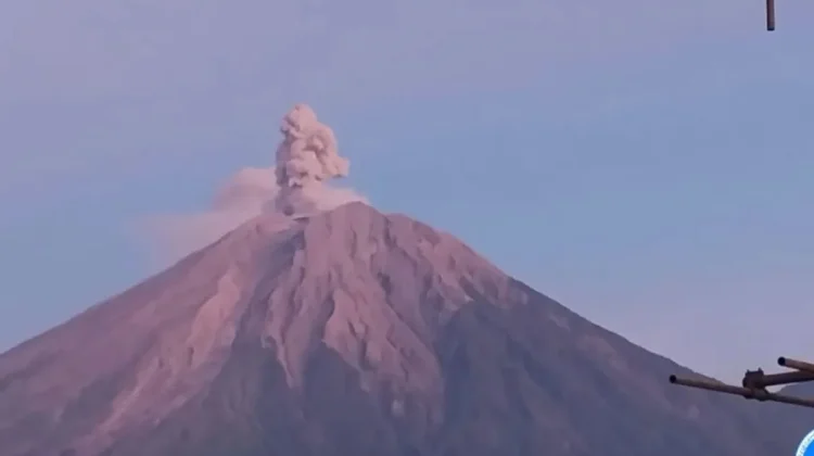 Gunung Semeru Erupsi Tiga Kali, Kolom Abu Capai 700 Meter