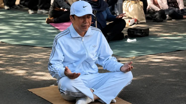 Jokowi Ikut Yoga Bersama Warga di Solo saat Libur Panjang