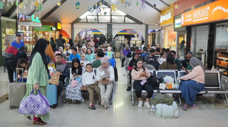 Ratusan Ribu Pelanggan Padati Kereta Bandung pada Masa Liburan