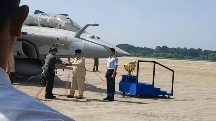 Presiden Prabowo Serahkan Kunci Rafale ke Panglima TNI
