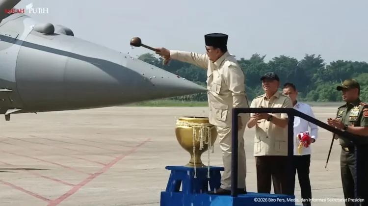 Momen Unik saat Presiden Prabowo Mandikan Jet Tempur Rafale dengan Air Kembang