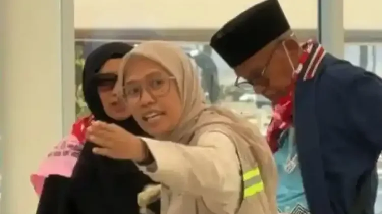 Tangan Hangat Ditha Jaga Martabat Jemaah Lansia Indonesia