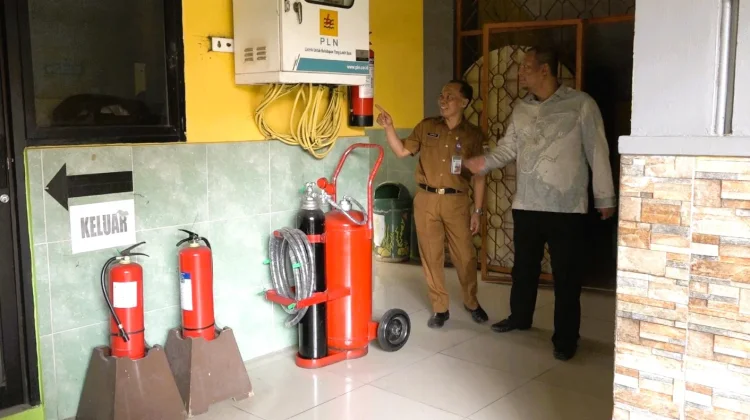 Alumni SMAN 112 Jakarta Donasikan 30 APAR Grande dan Renovasi Masjid