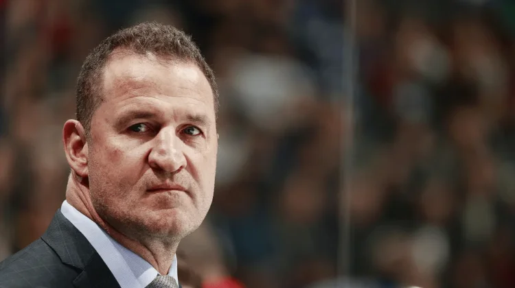Vancouver Canucks Depak Pelatih Adam Foote