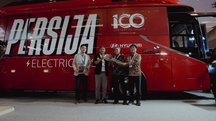 Persija Jadi Klub Pertama di Indonesia Gunakan Bus Listrik