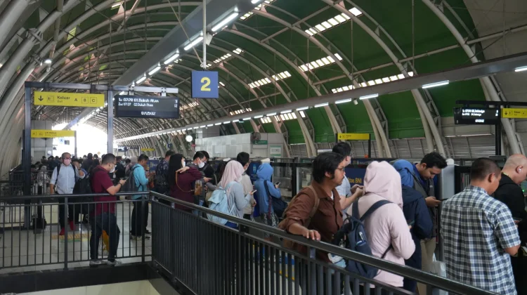 Mobilitas Pengguna LRT Jabodebek Terpadat di Saat Jam Berangkat Kerja