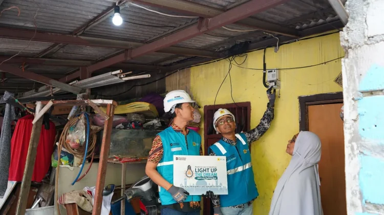 PLN Jakarta Raya Beri Listrik Gratis Ibu Upik di Kramat Jati