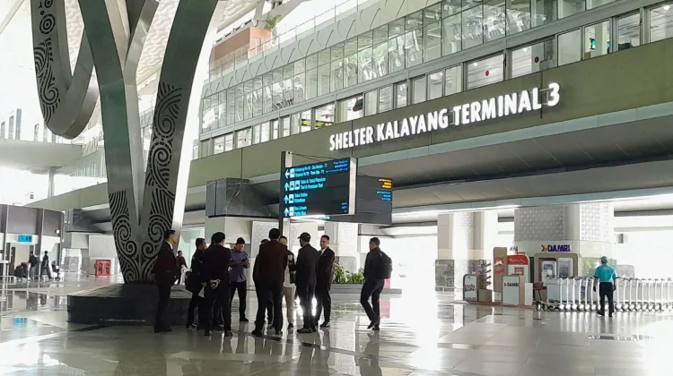 Sejumlah Pegawai Kemlu Tiba di Terminal 3 Soetta Jelang Kepulangan Sembilan WNI