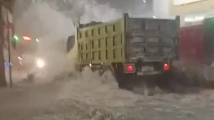 Luapan Dua Sungai Rendam Puluhan Rumah di Cepu, Blora, Jateng Minggu Malam