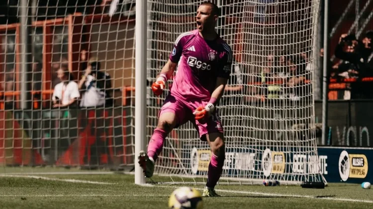Maarten Paes Jadi Pahlawan, Bawa Ajax Rebut Tiket Liga Konferensi Eropa