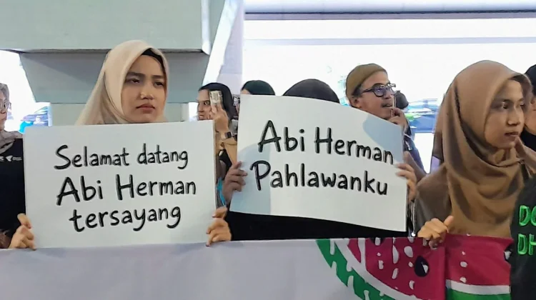 Menanti dari Jauh, Menangis Saat Bertemu, Kisah Keluarga Relawan Gaza