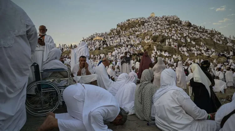 Ribuan Jemaah Indonesia Mulai Tinggalkan Hotel Menuju Arafah