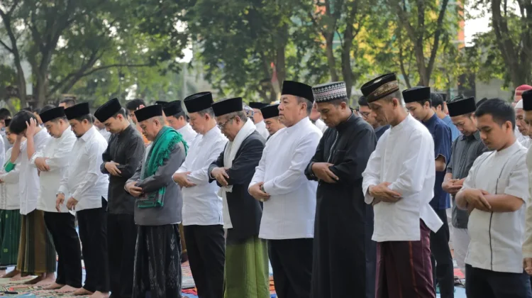 Niat Sholat Iduladha 2026 untuk Imam dan Makmum, Lengkap Artinya