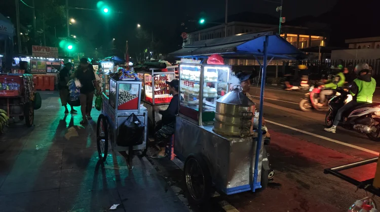 Pedagang Mulai Penuhi Area Istiqlal Menjelang Salat Iduladha 2026