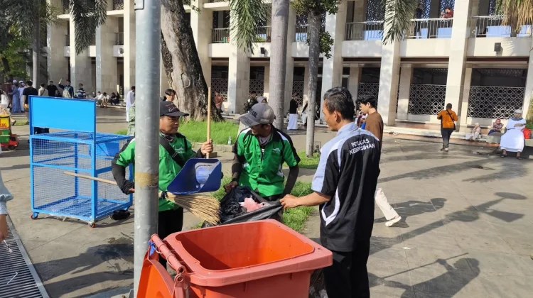 Di Balik Lautan Jemaah Iduladha, Sapu Petugas Istiqlal Terus Bergerak