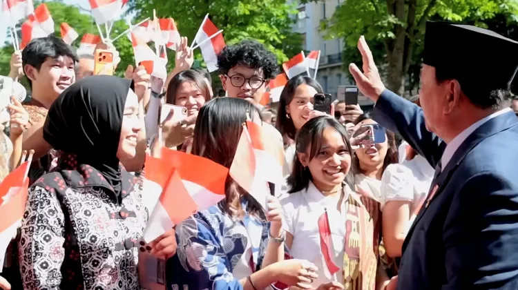 Sambutan Hangat Pelajar Indonesia saat Presiden Prabowo Tiba di Prancis