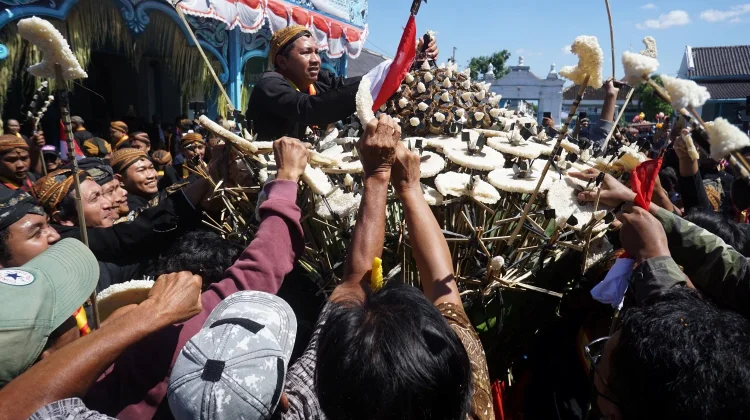 Antusiasme Lintas Generasi dalam Tradisi Grebeg Besar Keraton Surakarta