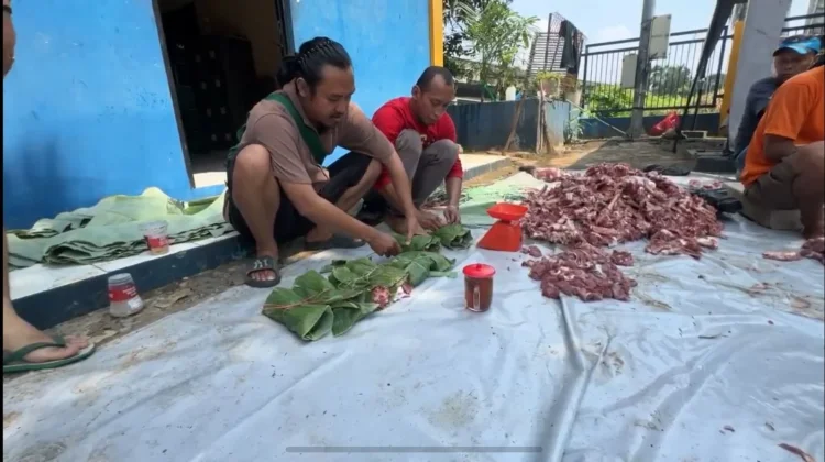 Peduli Lingkungan, Jurnalis Jakarta Utara Bungkus Daging Kurban Pakai Daun Pisang