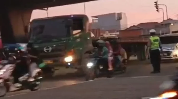 Truk Kontainer Terjebak Macet Panjang di Tanjung Priok-Cilincing